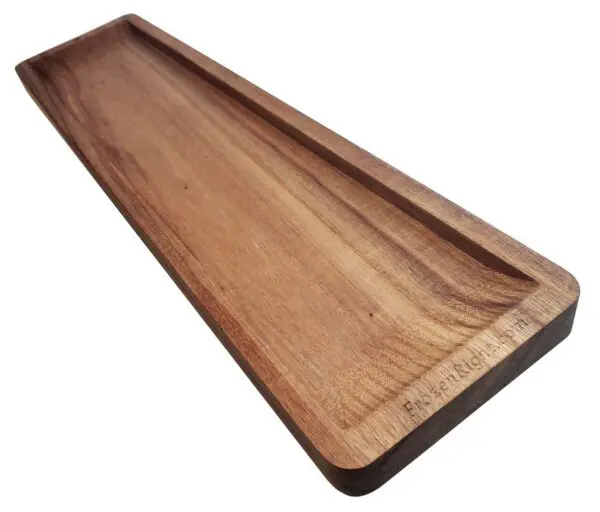 A wooden tray with a brown edge on top of it.